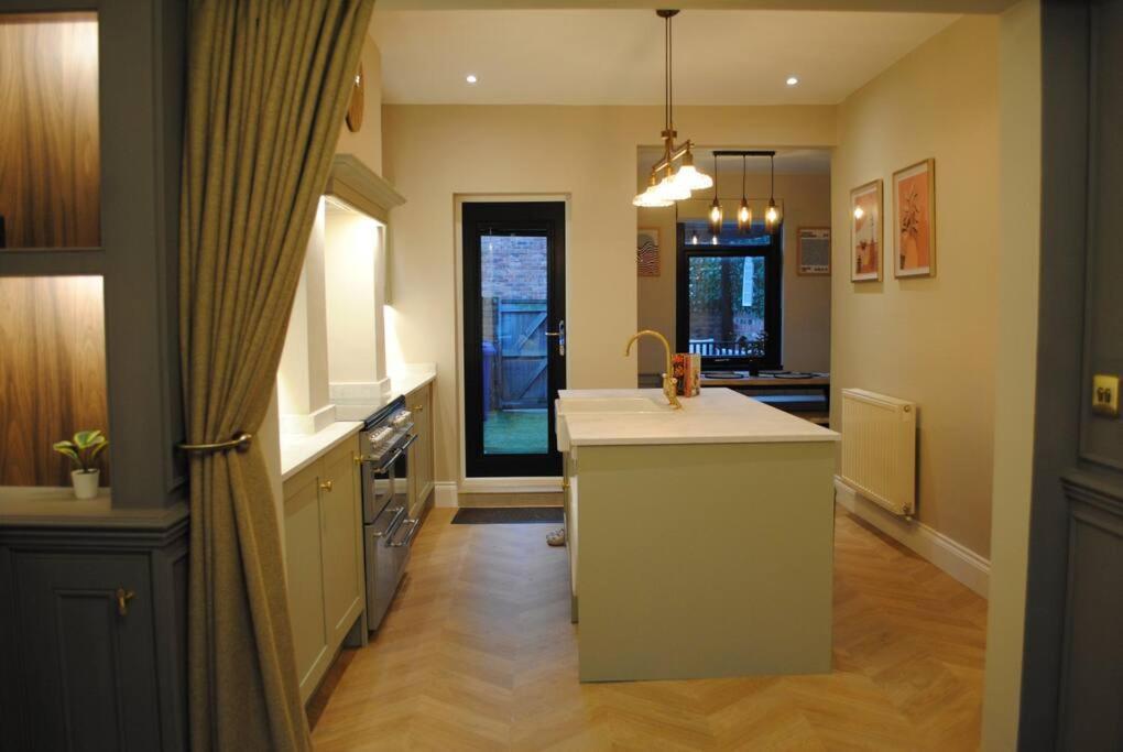 Cosy Renovated House In Warrington Villa Buitenkant foto