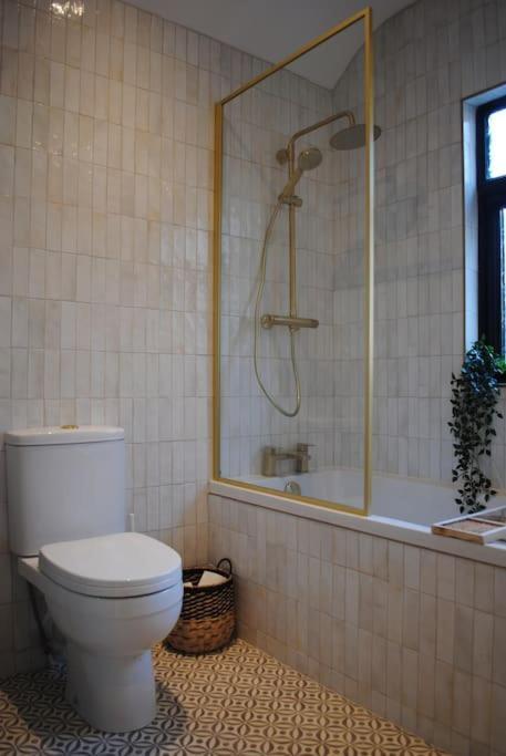 Cosy Renovated House In Warrington Villa Buitenkant foto